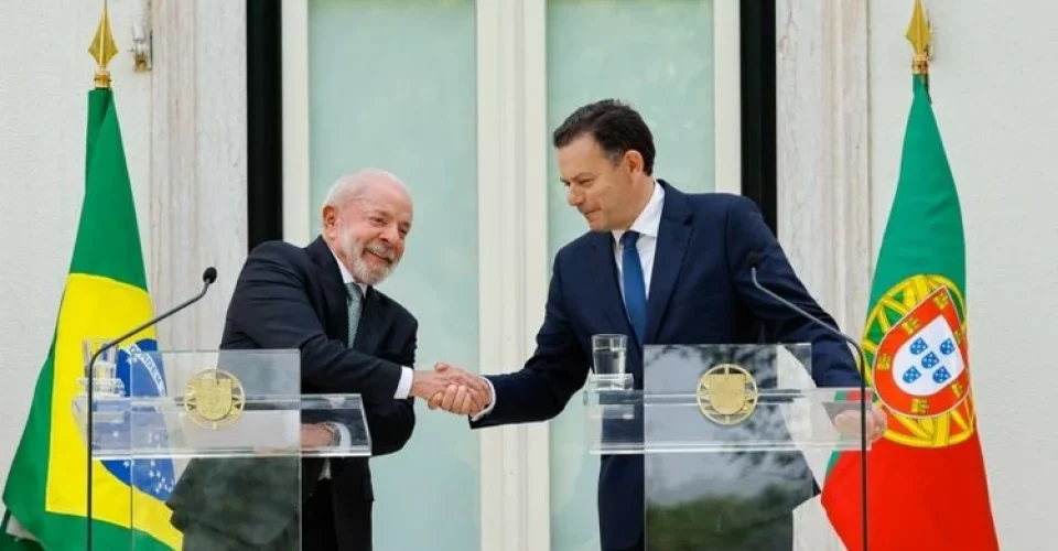 Lula (à esquerda) e o primeiro-ministro português, Luís Montenegro (à direita), em declaração a jornalistas - Foto: Ricardo Stuckert/PR