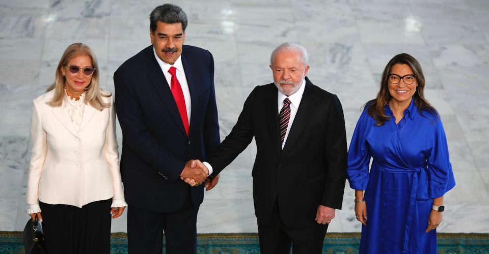 Lula e o ditador venezuelano, Nicolás Maduro, acompanhados das primeiras-damas Cilia Flores e Janja, em 2023 - Foto: Sérgio Lima/Poder360