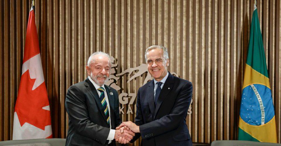 Lula cumprimentando o primeiro-ministro do Canadá, Mark Carney - Foto: Agência Gov