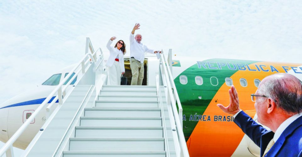 Lula e Janja ao embarcarem
para a China, em abril,
acompanhado de comitiva de
73 integrantes do governo,
políticos e líderes sindicais.|Foto: Ricardo Stuckert/Planalto