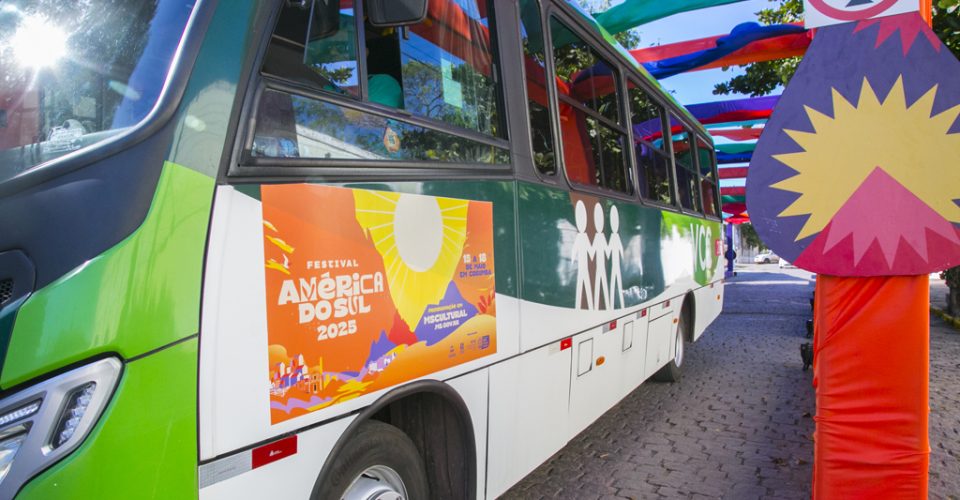 A 18ª edição do Festival América do Sul (FAS), que acontece de 15 a 18 de maio em Corumbá. a Abertura oficial do FAS acontece hoje a partir das 19:00 hs. Na foto um dos  onibus que sera disponibilizado para a população. Foto: Clóvis Neto
