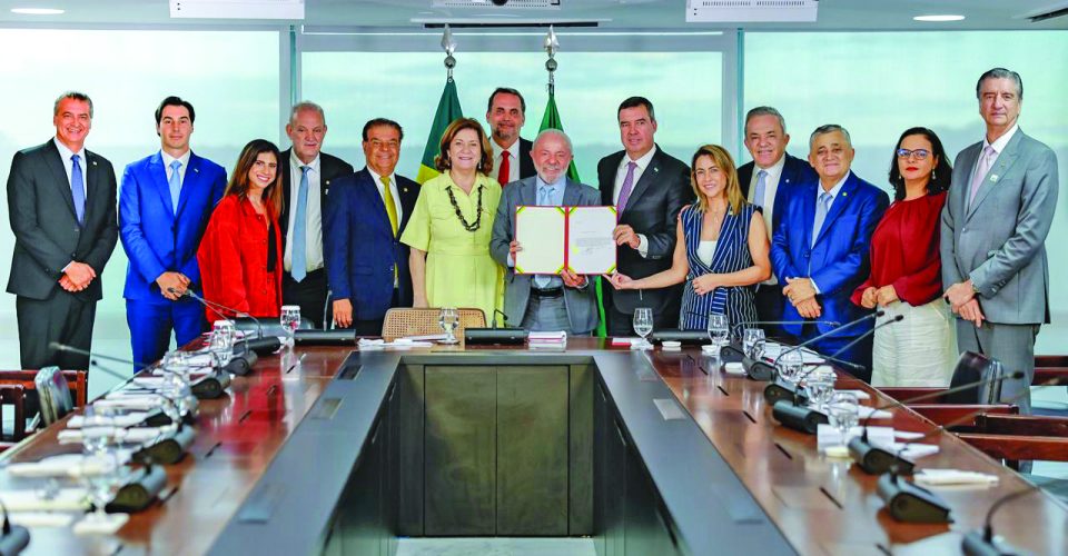 Presidente Lula, governador Eduardo Riedel, senadores, deputados e ministros no evento de assinatura ( Foto:  Ricardo Stuckert / Presidência da República)