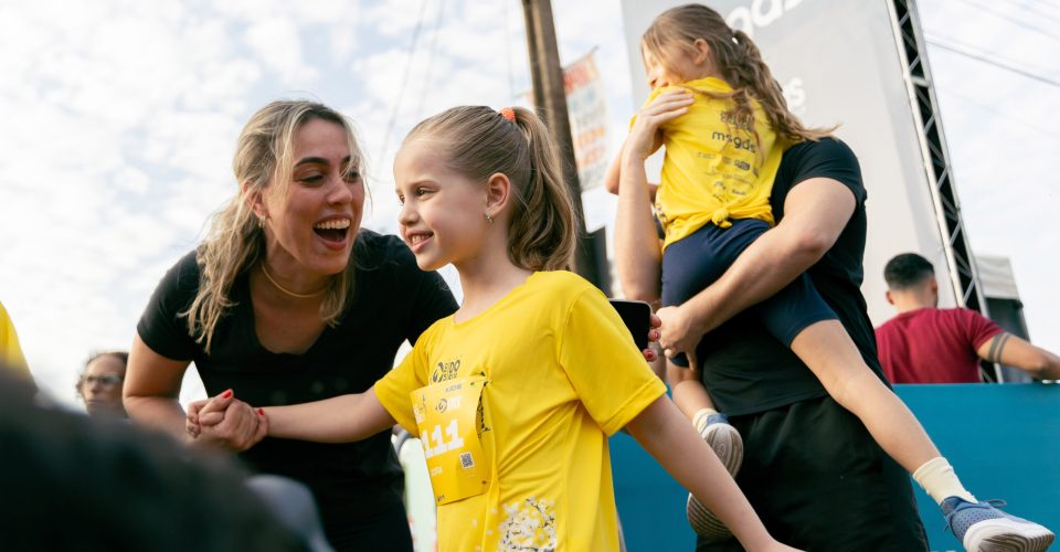 Emoção de mãe e filha na linha de chegada - Foto: Gleison Nascimento