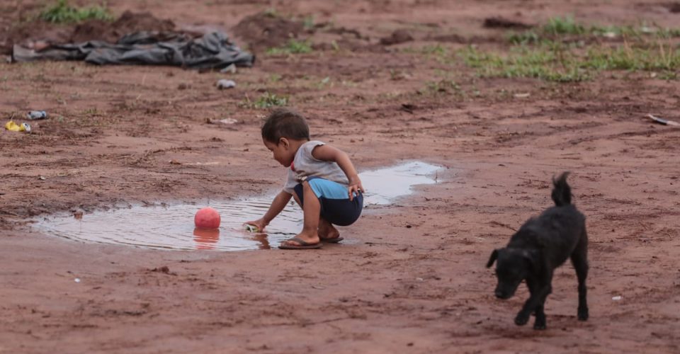 Foto: À espera da casa
própria, 270 famílias
improvisam moradia,
com a chegada da chuva/Marcos Maluf