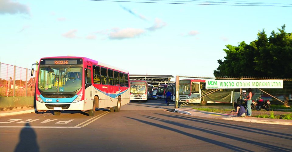 Ônibus voltaram a circular no fim da tarde de quinta-feira (18) - Foto: Nilson Figueiredo