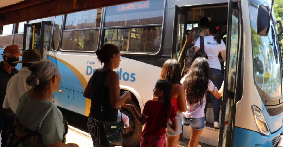 Foto: Alunos de escolas públicas e privadas têm direito à desconto na tarifa (Foto: Rodrigo Pirola/Prefeitura de Dourados)