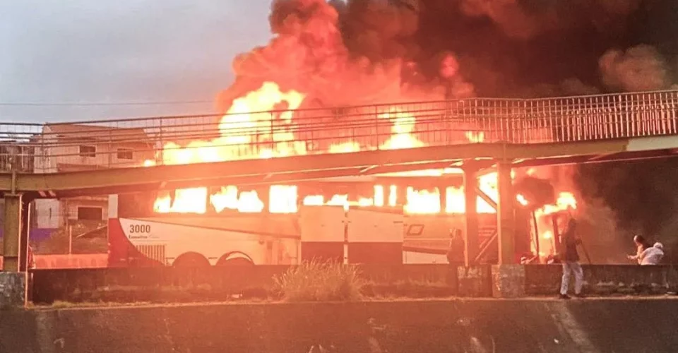 Ônibus com torcedores do Cruzeiro foi atacado no interior de SP, em 2024 - Foto: reprodução