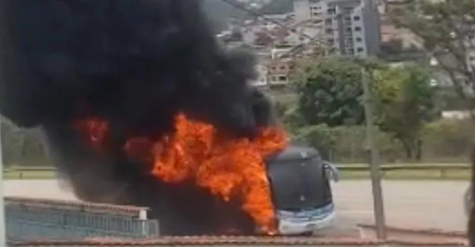 Veículo que transportava a equipe de volta para o Rio de Janeiro pegou fogo em Minas Gerais.|Foto: Reprodução | Twitter