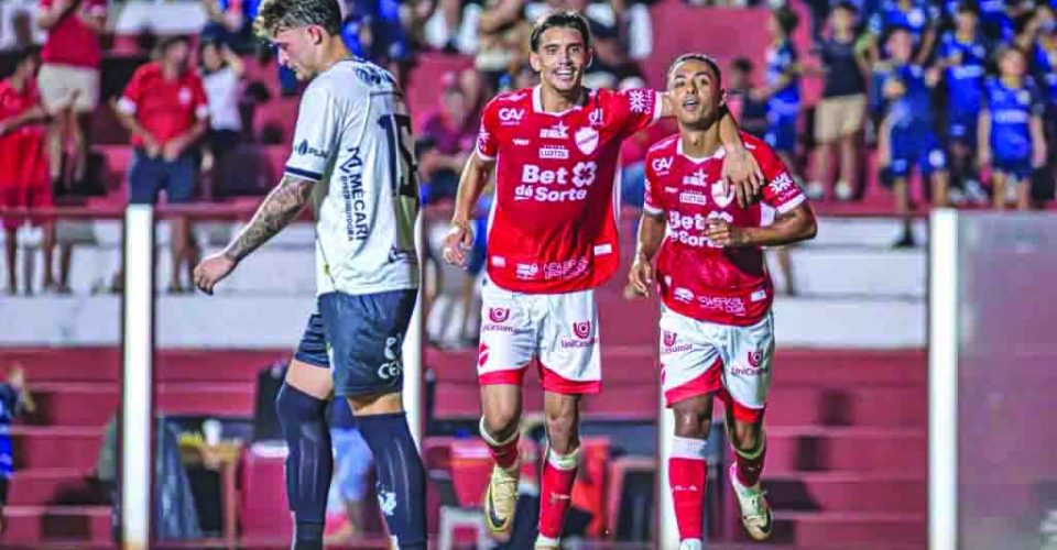 Jogadores do Vila Nova comemoram um dos seis gols sobre o Operário´ - Foto: Roberto Corrêa VNFC