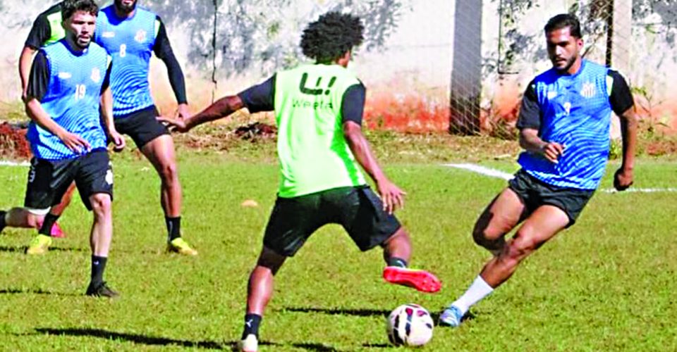 Jogadores em treino do Operário realizado na quinta-feira (24) - Foto: Rogério Medeiros/Divulgação