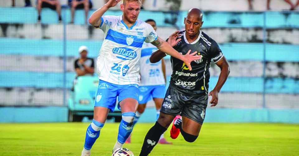 Lance da partida entre Crac e Operário, em Goiás, por copa regional - Foto: Felipe Surto/@felipesurto