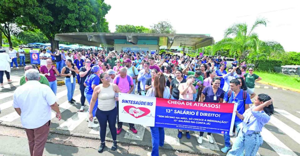 Funcionários durante a mobilização no início da manhã de ontem, na frente da Santa Casa - Foto: Nilson  Figueiredo