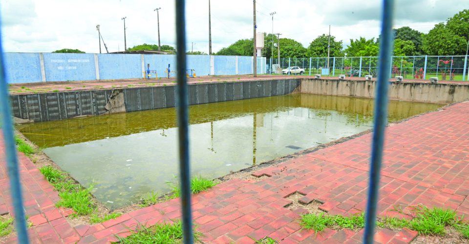 Situação em que se
encontram as piscinas
do Parque Jacques da
Luz e do Ayrton Senna  - Foto: Nilson Figueiredo