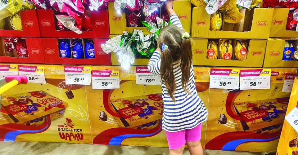 Criança escolhendo ovo de chocolate em supermercado - Foto: arquivo/O Estado