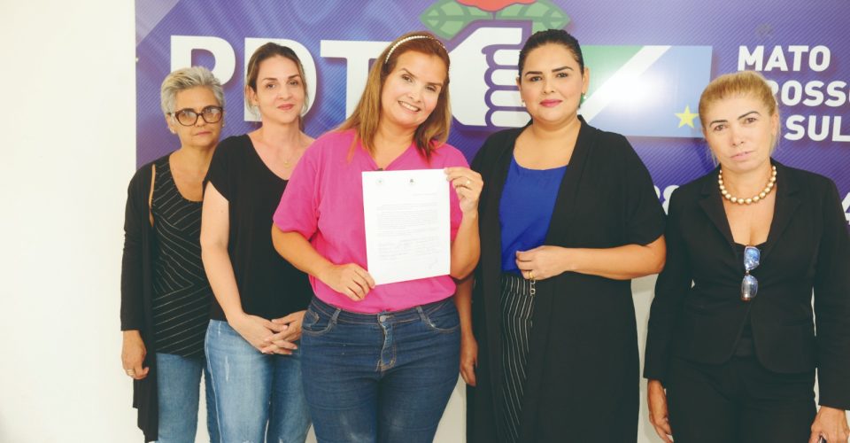 Professora Rose Farias ao lado de outras mulheres do PDT entregam carta de repúdio sobre filiação de Marquinhos Trad - Foto: Nilson Figueiredo