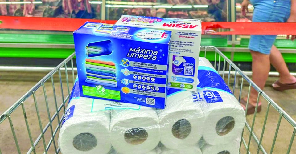 Papel higiênico e sabão em pó são itens que podem encarecer compra de consumidores - Foto: Marcos Maluf