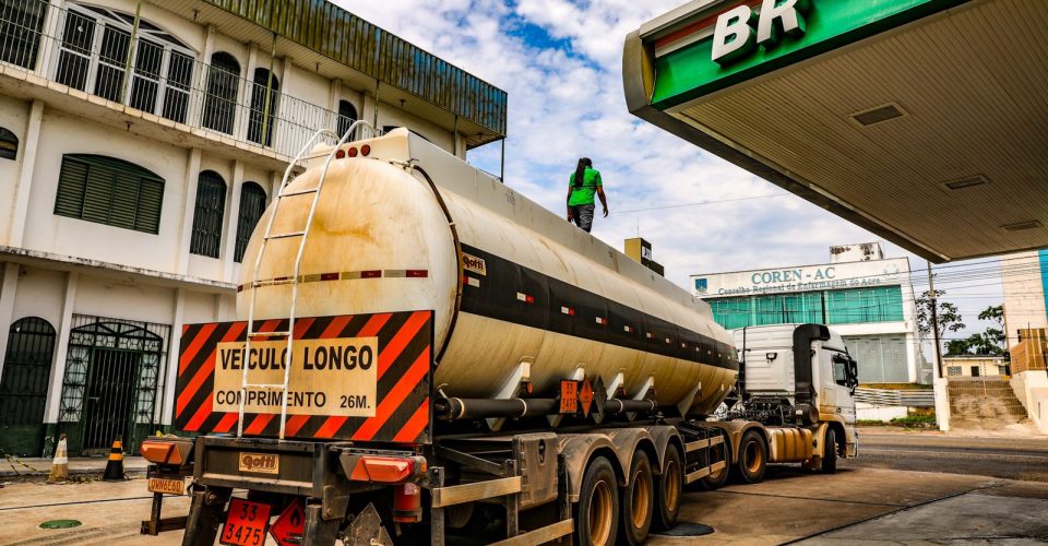 posto de gasolina bombas tanque carro veiculos caminhao distribuidoras