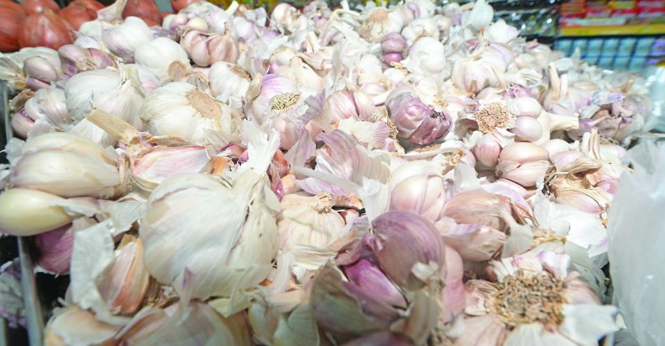 Temperar a comida fica
mais em conta com
queda no preço do alho - Foto: Nilson Figueiredo