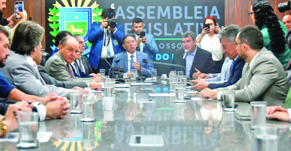 Governador Eduardo Riedel reuniu os deputados para apresentar proposta - Foto: Divulgação