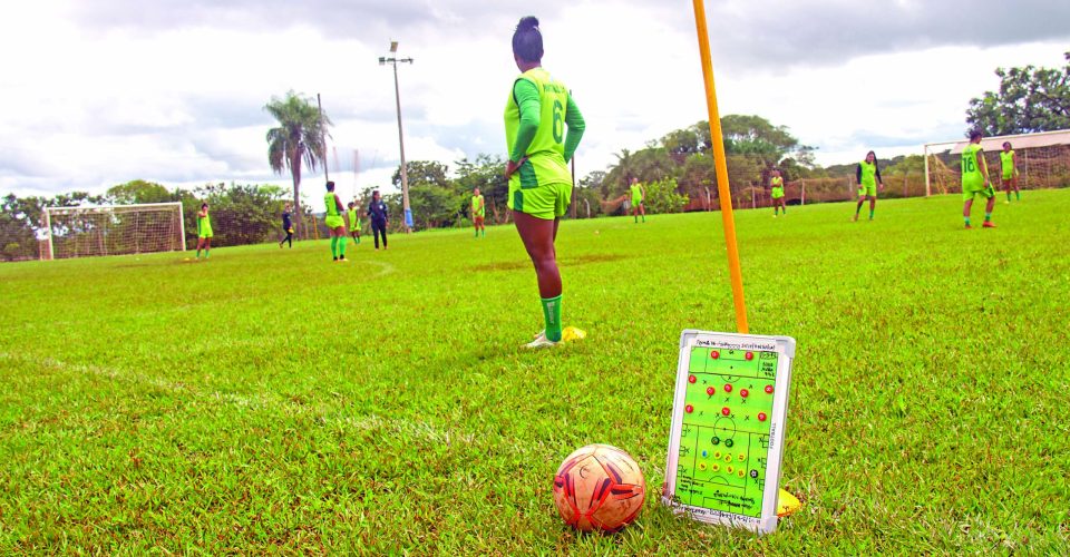 Jogadoras do Pantanal em treino no campo do Sinpol, em Campo Grande - Foto: Cayo Cruz