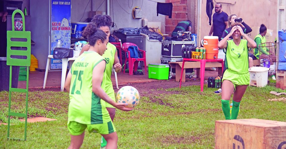 ‘Pantaneiras’ em treino da semana passada no campo do Sinpol, em Campo Grande - Foto: Cayo Cruz