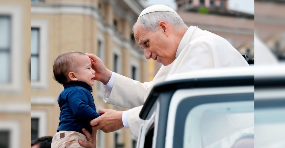 Theo foi uma das crianças notadas e abençoadas pelo pontíficie - Foto: reprodução/VaticanoMedia