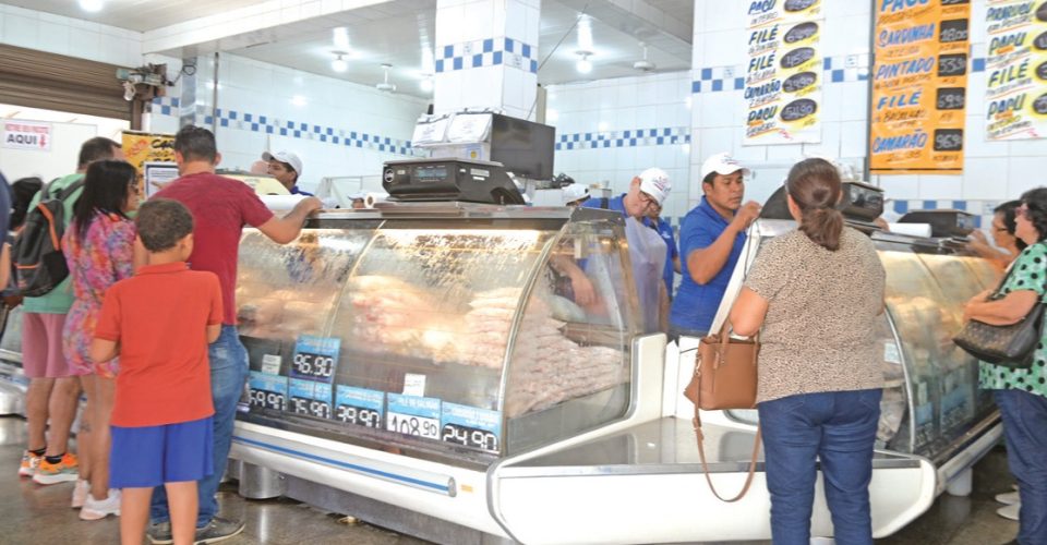 Consumidores procuram peixarias para manter tradição de comer peixe na Semana Santa - Foto: Nilson Figueiredo