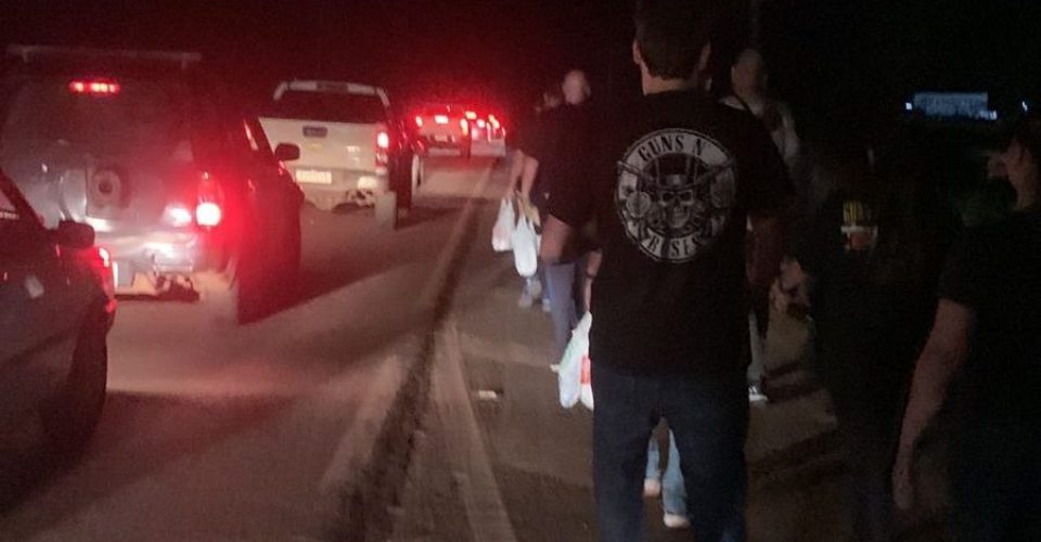 Devido ao congestionamento, alguns fãs desceram dos veículos e foram a pé até o local do evento - Foto: Amanda Ferreira/arquivo pessoal