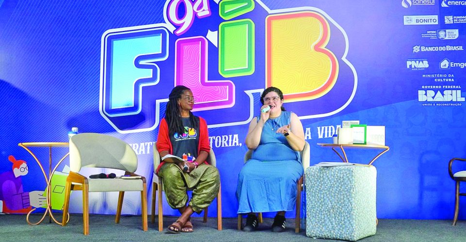 Relevância
Homenagem : “Flora e
Carolina Celebrar é preciso!”,
professora doutora Eliane
da Silva da FAIND-UFGD e
doutora Melly Senna, gestora
da Fundação de Cultura de
Mato Grosso do Sul - Foto: Luana Chadid/Divulgação