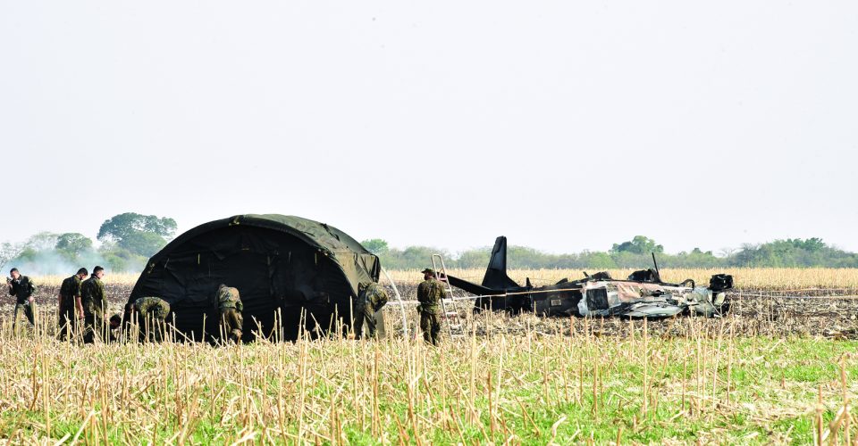 Avião militar cai em Campo Grande