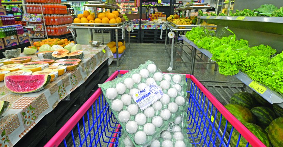 Preço dos ovos tem queda, mas alguns consumidores ainda declaram não sentir a diferença - Foto:  Nilson Figueiredo