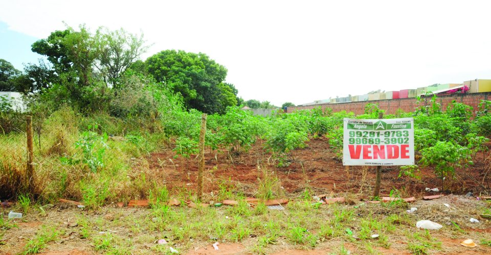 Terreno e casa com placa
de vende-se, em bairros
de Campo Grande (Foto: Nilson Figueiredo)