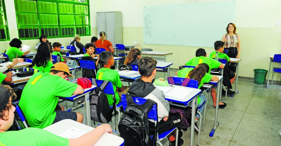 Foto: Alunos da escola estadual
João Flores após receber kit
escolar; aplicativo disponível
para download ‘Escola
+ Segura’ tem, entre as ferramentas, o botão do pânico/Nilson Figueiredo