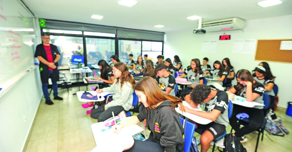 Na escola Harmonia, alunos guardam os celulares antes do início das aulas  - Foto: Nilson Figueiredo