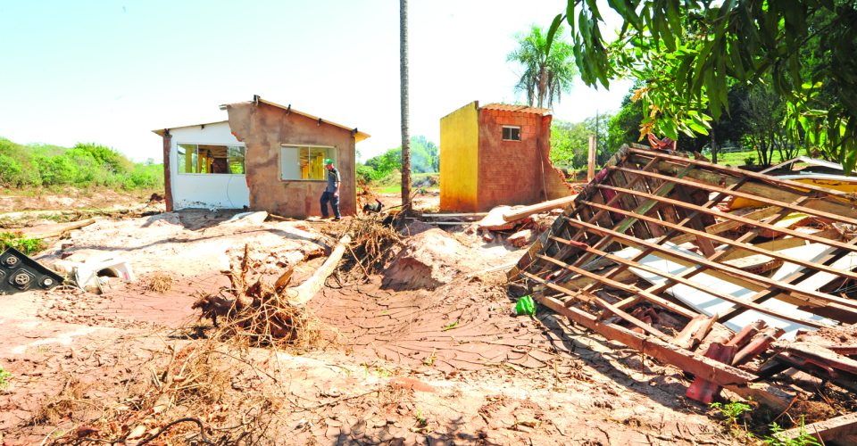 O rompimento ocorreu no ano passado e afetou propriedades no entorno do condomínio - Foto: Nilson Figueiredo