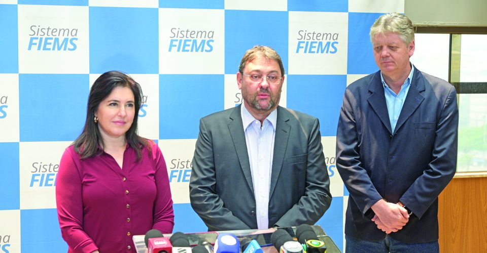 Ministra Simone Tebet ao lado do presidente da Fiems, Sérgio Longen, e do secretário Jaime Verruck - Foto: Nilson Figueiredo