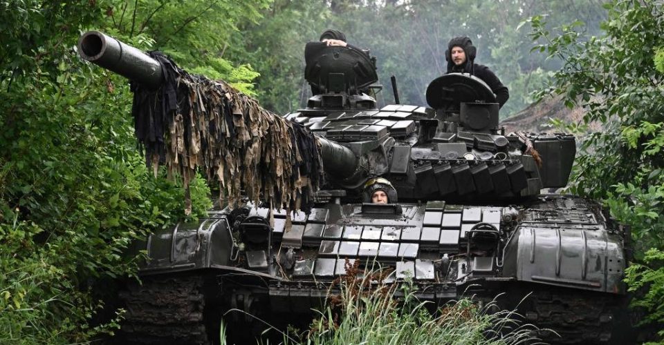 Foto: Tanque T-72 ucraniano
em posição, na região
de Donetsk, provável
alvo de nova ofensiva/Genia Savilov