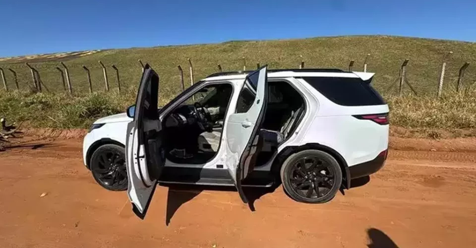 Range Rover foi abandonada em uma estrada vicinal de terra logo após ser roubada - Foto: reprodução