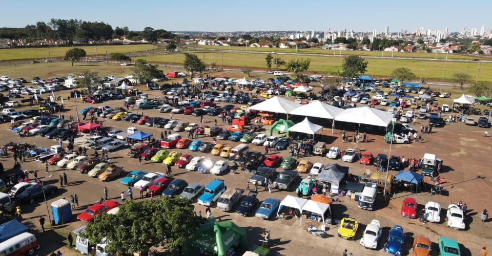 Imagens da Retrocar MS 2025, realizada na Praça do Papa - Foto: divulgação