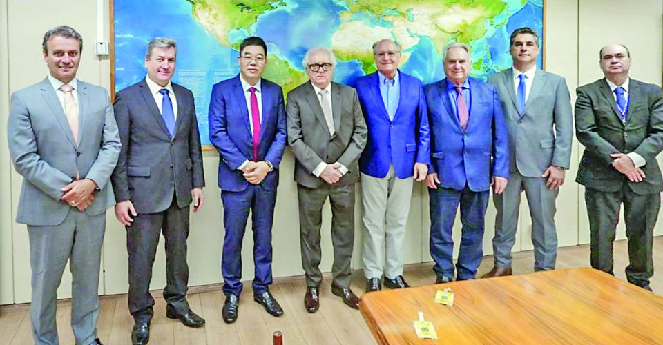 Empresário Jaime Valler ao lado do vice-presidente do Brasil, Geraldo Alckmin, e representantes do setor - Foto: reprodução