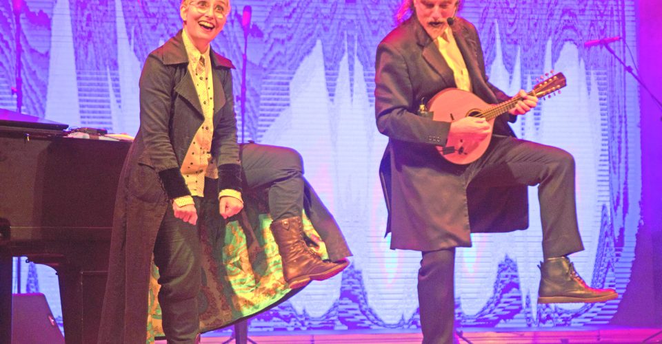 Simone Rasslan e Hique Gomez em ação no espetáculo “A Sbørnia Kontr’Atracka” - Foto: Douglas Fisher/Divulgação