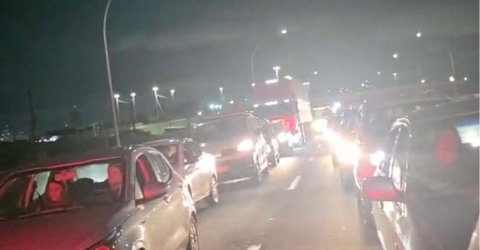 Trânsito na Avenida João Arinos ficou completamente parado durante horas - Foto: Guilherme Freitas