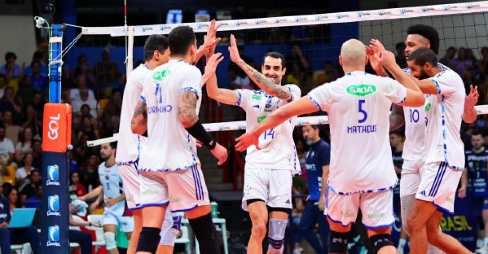 Equipe Sada Cruzeiro, campeã da Superliga Masculina, em Campo Grande - Foto: Anderson Menezes.