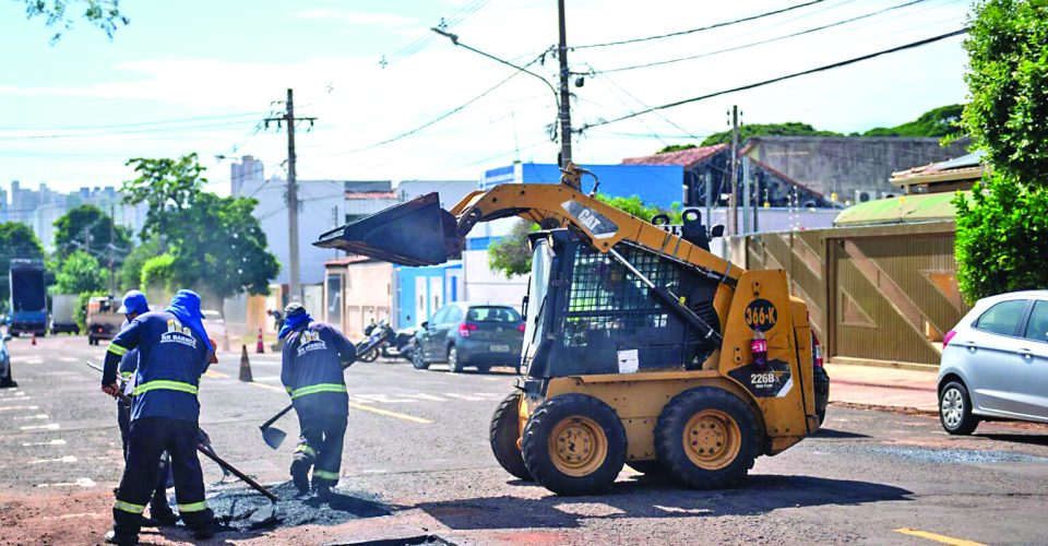 Equipes atuam no tapaburacos para melhorar o trânsito pelas ruas de Campo Grande - Foto: Prefeitura de Campo Grande