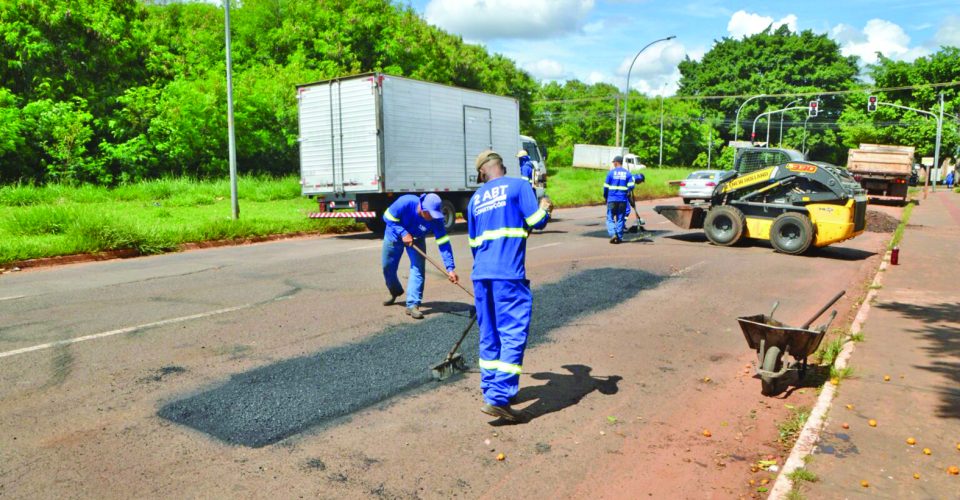 Pela proximidade de alguns buracos, equipes realizam ação chamada de corte geométrico - Foto: PMCG