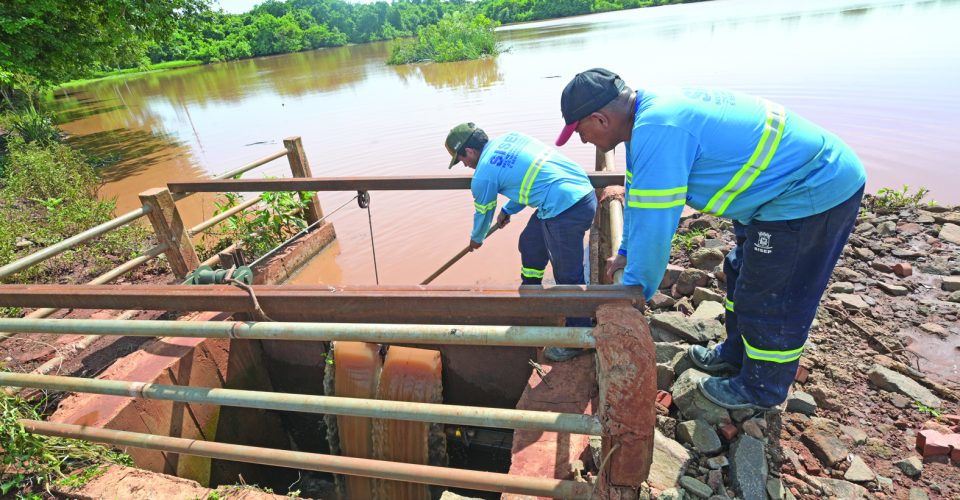 Ruas alagadas à
esquerda; buracos e
equipe da Sisep no
Lago do Amor à direita - Foto: Roberta Martins e Nilson Figueired