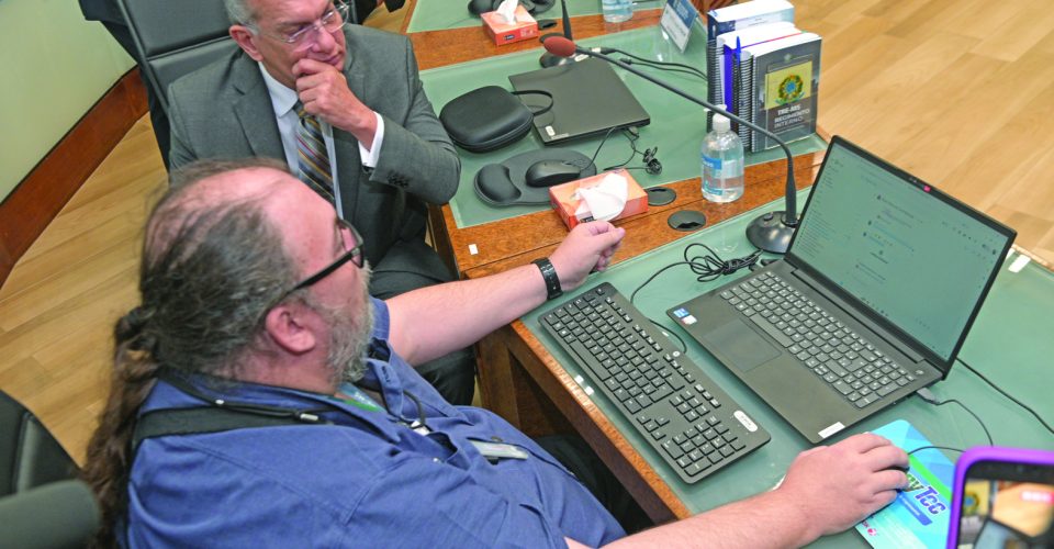 Presidente do TRE-MS, desembargador Carlos Eduardo Contar, durante a recontagem de votos  - Foto: Nilson Figueiredo