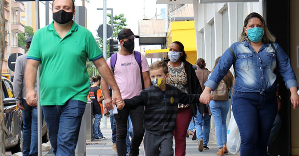 rua pessoas centro comercio mascara pandemia covid-19