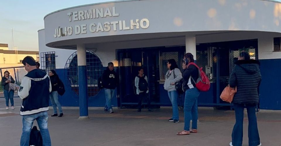 Passageiros foram surpreendidos ao chegarem ao terminal Júlio de Castilho, em 22 de outubro, e encontrarem os portões fechados  Foto: Juliana Aguiar