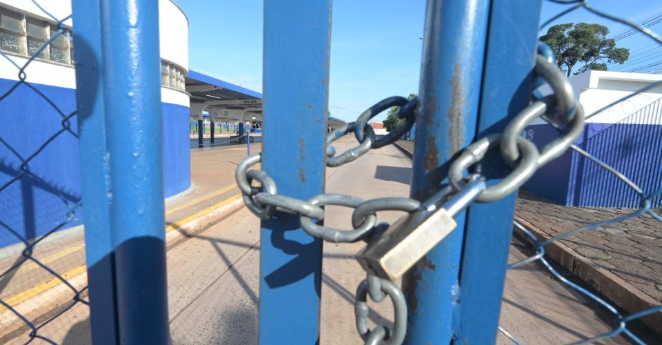 Terminal Júlio de Castilho com portões fechados, devido a paralisação dos motoristas - Foto: Nilson Figueiredo